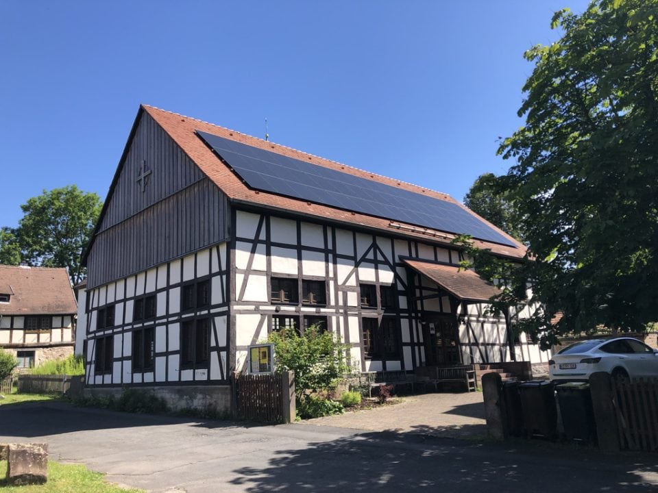 Historisches Pfarrhaus mit moderner Solaranlage und Winterkirche in Kassel.