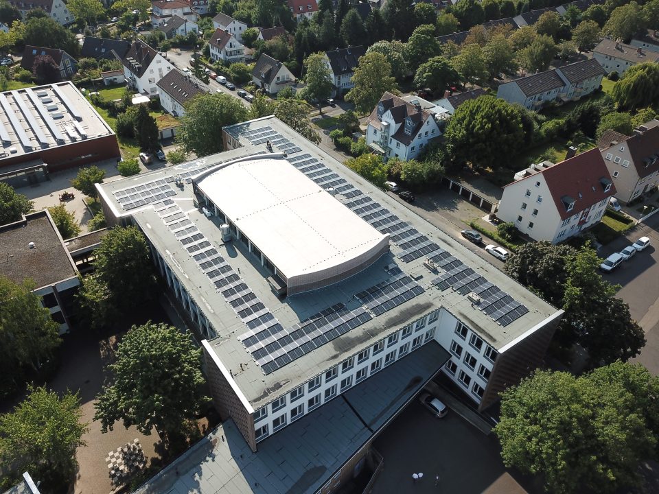 Luftaufnahme des Bürger Energie Kassel & Söhre eG Gebäudes in einer Wohngegend.