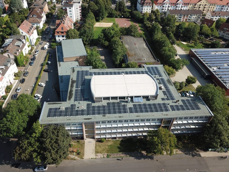 Luftaufnahme des Bürger Energie Kassel & Söhre eG Gebäudes mit Solaranlagen.
