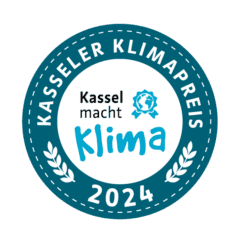 Kasseler Klimapreis 2024 Logo mit Umweltzeichen und Laubkranz.