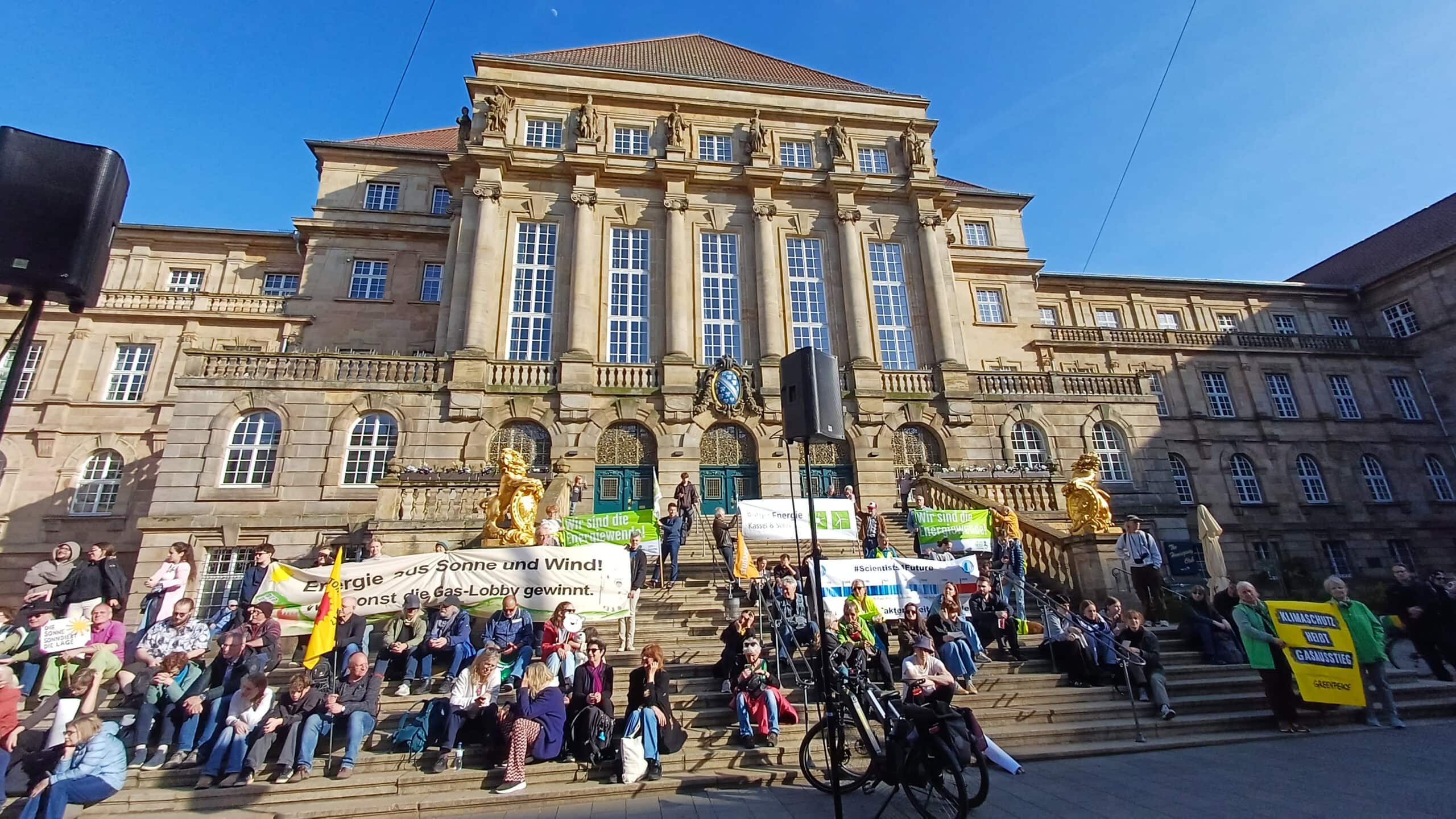 Bürger Energie Kassel & Söhre eG bei Kundentreffen vor dem Kasseler Rathaus.
